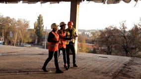Budowniczy i żeńscy architekci oglądamy jak budowa nowy przedmiot centrum handlowe jest zbiory wideo Budowniczy i żeńscy architekci oglądamy jak budowa nowy przedmiot centrum handlowe jest zbiory wideo