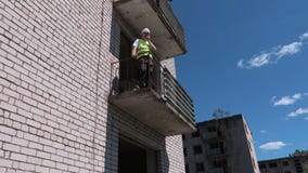 Budowniczy na walkie talkie pokazuje kciuka puszek zdjęcie wideo Budowniczy na walkie talkie pokazuje kciuka puszek zdjęcie wideo