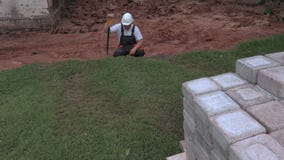 Budowniczy sprawdza poziom z rydlem zbiory wideo Budowniczy sprawdza poziom z rydlem zbiory wideo