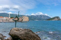 BUDVA, άγαλμα του ΜΑΥΡΟΒΟΥΝΊΟΥ ενός χορευτή ballerina Budva ενάντια στην παλαιά πόλη Budva κοντά στην παραλία Mogren, Budva, Μαυρ στοκ εικόνες BUDVA, άγαλμα του ΜΑΥΡΟΒΟΥΝΊΟΥ ενός χορευτή ballerina Budva ενάντια στην παλαιά πόλη Budva κοντά στην παραλία Mogren, Budva, Μαυρ στοκ εικόνες