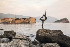 BUDVA, χορεύοντας άγαλμα κοριτσιών του ΜΑΥΡΟΒΟΥΝΊΟΥ - στο υπόβαθρο της παλαιάς πόλης Budva Δημοφιλέστερη φωτογραφία με το Μαυροβο στοκ εικόνες BUDVA, χορεύοντας άγαλμα κοριτσιών του ΜΑΥΡΟΒΟΥΝΊΟΥ - στο υπόβαθρο της παλαιάς πόλης Budva Δημοφιλέστερη φωτογραφία με το Μαυροβο στοκ εικόνες