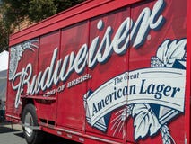 Budweiser, rey del camión del susto de las cervezas parqueado en la calle fotografía de archivo libre de regalías Budweiser, rey del camión del susto de las cervezas parqueado en la calle fotografía de archivo libre de regalías