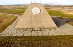 Budynek radiowy radar w postaci ostrosłupa na militarnej bazie Pociska miejsca radaru ostrosłup w Nekoma północy zdjęcia royalty free Budynek radiowy radar w postaci ostrosłupa na militarnej bazie Pociska miejsca radaru ostrosłup w Nekoma północy zdjęcia royalty free