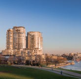 Budynki mieszkaniowi obok Fałszywej zatoczki, Vancouver, przy zmierzchem zdjęcia stock Budynki mieszkaniowi obok Fałszywej zatoczki, Vancouver, przy zmierzchem zdjęcia stock