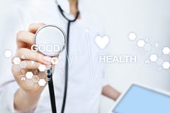 Buena revisión médica Médico que usa el ordenador moderno de la pantalla virtual foto de archivo Buena revisión médica Médico que usa el ordenador moderno de la pantalla virtual foto de archivo