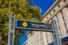 BUENOS AIRES, ARGENTINE - 2 MAI 2016 : signal de l'entrée d'une station de métro devant un bâtiment blanc gentil Image libre de droits BUENOS AIRES, ARGENTINE - 2 MAI 2016 : signal de l'entrée d'une station de métro devant un bâtiment blanc gentil Image libre de droits