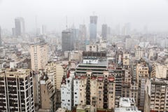 Buenos Aires dzielnica biznesu Microcentro drapacz chmur Środkowy linia horyzontu w zimie pod chmurnym ołowianym niebem w ciężkie fotografia royalty free Buenos Aires dzielnica biznesu Microcentro drapacz chmur Środkowy linia horyzontu w zimie pod chmurnym ołowianym niebem w ciężkie fotografia royalty free