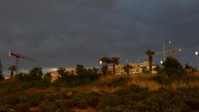 Buggiba, Malta 30 podem 2019 - guindaste de construção do lapso de tempo sem workes no dia tormentoso nebuloso escuro chuvoso video estoque Buggiba, Malta 30 podem 2019 - guindaste de construção do lapso de tempo sem workes no dia tormentoso nebuloso escuro chuvoso video estoque