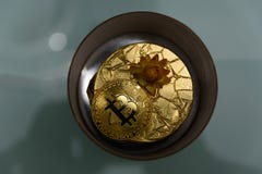 Bugia dorata del bitcoin sul regalo dorato immagine stock Bugia dorata del bitcoin sul regalo dorato immagine stock