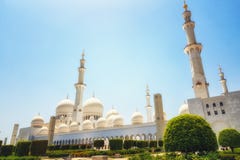 Buitenkant van Sheikh Zayed Mosque in Abu Dhabi Het is larg royalty-vrije stock foto's Buitenkant van Sheikh Zayed Mosque in Abu Dhabi Het is larg royalty-vrije stock foto's
