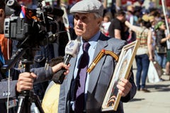 Buitenlandse journalist die een oude mens op demonstratie in Moskou interviewen Het vieren van Victory Day geen Moskou Royalty-vrije Stock Fotografie Buitenlandse journalist die een oude mens op demonstratie in Moskou interviewen Het vieren van Victory Day geen Moskou Royalty-vrije Stock Fotografie