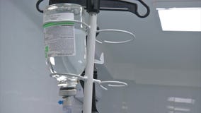 Buk- liposuction Avkokflaska för selektiv fokus med dropplösningen i det tålmodiga rummet arkivfilmer Buk- liposuction Avkokflaska för selektiv fokus med dropplösningen i det tålmodiga rummet arkivfilmer