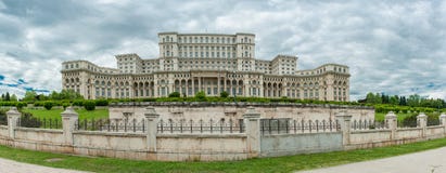 BUKAREST, RUMÄNIEN - 30. MAI 2017: Rumänien-Parlament Ein des größten Gebäudes in der Welt stockbild BUKAREST, RUMÄNIEN - 30. MAI 2017: Rumänien-Parlament Ein des größten Gebäudes in der Welt stockbild
