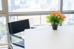 Bukett av plast-blommor som förläggas på skrivbordet Arkivbilder Bukett av plast-blommor som förläggas på skrivbordet Arkivbilder