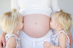 bukflickor som kysser mom s royaltyfri foto bukflickor som kysser mom s royaltyfri foto