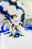 Bukiet panna młoda od róż i obrączek ślubnych od złota białych i błękitnych zdjęcia royalty free Bukiet panna młoda od róż i obrączek ślubnych od złota białych i błękitnych zdjęcia royalty free