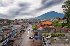 Bukittinggi en zet Singgalangand op Sumatraeiland indonesië Royalty-vrije Stock Afbeeldingen Bukittinggi en zet Singgalangand op Sumatraeiland indonesië Royalty-vrije Stock Afbeeldingen