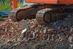 Buldożeru łańcuch na rozsypisku stare cegły zdjęcia stock Buldożeru łańcuch na rozsypisku stare cegły zdjęcia stock