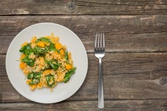 Bulgur com alimento orgânico caseiro saudável da dieta do vegetariano do vegetariano dos vegetais fotografia de stock Bulgur com alimento orgânico caseiro saudável da dieta do vegetariano do vegetariano dos vegetais fotografia de stock