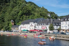 Buljong längs den belgiska floden Semois med turister som kopplar av i skovelfartyg royaltyfri bild Buljong längs den belgiska floden Semois med turister som kopplar av i skovelfartyg royaltyfri bild