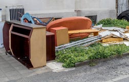 Bulky waste with cupboards, a sofa and furniture on the lawn in front of an apartment building stock images Bulky waste with cupboards, a sofa and furniture on the lawn in front of an apartment building stock images
