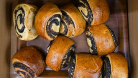 Bulle med vallmofrö i marknad Produkt för bageri för bagel för nytt bröd traditionell eller bageribegrepp arkivfoton Bulle med vallmofrö i marknad Produkt för bageri för bagel för nytt bröd traditionell eller bageribegrepp arkivfoton