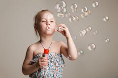 Bulles de savon de soufflement de petite fille mignonne photographie stock libre de droits Bulles de savon de soufflement de petite fille mignonne photographie stock libre de droits