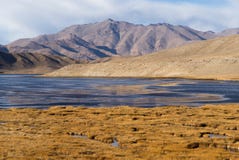 Bulunkul, Τατζικιστάν: Όμορφη άποψη της λίμνης Bulunkul Pamir στο Τατζικιστάν στοκ εικόνα με δικαίωμα ελεύθερης χρήσης Bulunkul, Τατζικιστάν: Όμορφη άποψη της λίμνης Bulunkul Pamir στο Τατζικιστάν στοκ εικόνα με δικαίωμα ελεύθερης χρήσης
