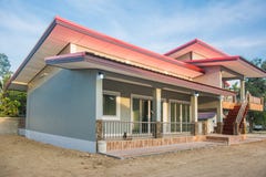 Bungalow moderno novo Front View da casa de um andar da fam?lia r imagens de stock royalty free Bungalow moderno novo Front View da casa de um andar da fam?lia r imagens de stock royalty free