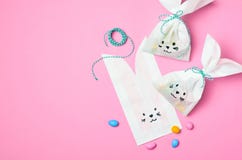 Bunny Bags com ovos de chocolate, deleites doces da Páscoa foto de stock royalty free Bunny Bags com ovos de chocolate, deleites doces da Páscoa foto de stock royalty free