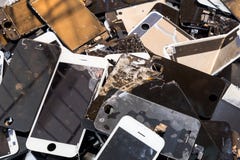 Bunt av den skadade smarta telefonkroppen och den spruckna LCD-skärmen royaltyfria bilder Bunt av den skadade smarta telefonkroppen och den spruckna LCD-skärmen royaltyfria bilder
