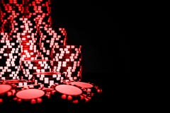 Bunt av röda pokerchiper som isoleras på en svart bakgrund Pokertabell Begrepp för pokerlek Spela en lek med tärning KASINObegrep arkivbild Bunt av röda pokerchiper som isoleras på en svart bakgrund Pokertabell Begrepp för pokerlek Spela en lek med tärning KASINObegrep arkivbild