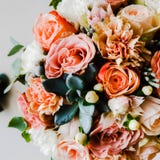 Bunte Blumen wie Rosen, Gänseblümchen, Lotossteine, Gladiole lizenzfreie stockfotografie Bunte Blumen wie Rosen, Gänseblümchen, Lotossteine, Gladiole lizenzfreie stockfotografie