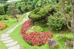 Bunte Blumenbeet- und Wegweise im schönen Garten Stockbild Bunte Blumenbeet- und Wegweise im schönen Garten Stockbild