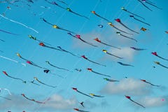Bunte dreieckige Drachen füllen den blauen Himmel stockfotos Bunte dreieckige Drachen füllen den blauen Himmel stockfotos