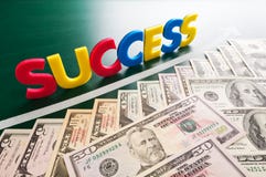Bunte Erfolgswörter und wachsende US-Dollars lizenzfreie stockfotografie Bunte Erfolgswörter und wachsende US-Dollars lizenzfreie stockfotografie