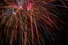 Bunte Feuer-Cracker auf einer dunklen Nacht, die das indische Festival von Diwali markiert stockfoto Bunte Feuer-Cracker auf einer dunklen Nacht, die das indische Festival von Diwali markiert stockfoto