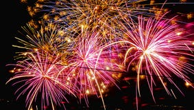 Bunte Feuerwerke nachts lizenzfreie stockbilder Bunte Feuerwerke nachts lizenzfreie stockbilder