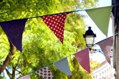 Bunte Flaggen auf den Straßen Stockfotografie