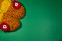 Bunte gestrickte Pantoffel auf einem grünen Hintergrund lizenzfreies stockfoto Bunte gestrickte Pantoffel auf einem grünen Hintergrund lizenzfreies stockfoto