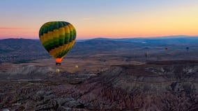 Bunte Hei?luftballone hochfliegend ?ber dem Tal bei Sonnenaufgang Cappadocia, die T?rkei, Herbst lizenzfreies stockfoto Bunte Hei?luftballone hochfliegend ?ber dem Tal bei Sonnenaufgang Cappadocia, die T?rkei, Herbst lizenzfreies stockfoto