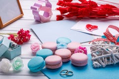 Bunte Makronen Hochzeitsthema Heller weißer Hintergrund Postkarte mit Umschlag stockbild Bunte Makronen Hochzeitsthema Heller weißer Hintergrund Postkarte mit Umschlag stockbild