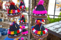 Bunte Muster von Akha-Stammhüten, Chiang Mai, Thailand lizenzfreies stockbild Bunte Muster von Akha-Stammhüten, Chiang Mai, Thailand lizenzfreies stockbild