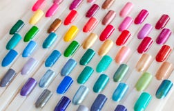 Bunte Proben des Nagellacks in den Regenbogenfarben Stellen Sie von den k?nstlichen N?geln ein Beschneidungspfad eingeschlossen lizenzfreie stockfotos Bunte Proben des Nagellacks in den Regenbogenfarben Stellen Sie von den k?nstlichen N?geln ein Beschneidungspfad eingeschlossen lizenzfreie stockfotos