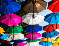 Bunte Regenschirme auf Straße stockbilder Bunte Regenschirme auf Straße stockbilder