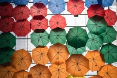 Bunte Regenschirme, die an der Decke als Dekoration hängen stockbilder Bunte Regenschirme, die an der Decke als Dekoration hängen stockbilder