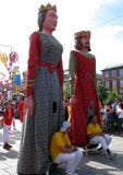 Bunte Riesen Papier-mâchézahlen marschieren während des Festivals von Giants stockbild Bunte Riesen Papier-mâchézahlen marschieren während des Festivals von Giants stockbild