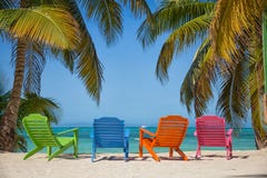 Bunte Stühle mit karibischem Meer in der Tropeninsel mit Strand- und Palmen stockfoto Bunte Stühle mit karibischem Meer in der Tropeninsel mit Strand- und Palmen stockfoto