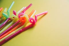 Bunte Trinkhalme gegen gelben Hintergrund lizenzfreie stockfotografie Bunte Trinkhalme gegen gelben Hintergrund lizenzfreie stockfotografie