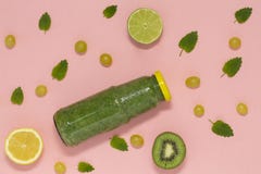 Bunter grüner Smoothie in der Flasche auf rosa Hintergrund, Draufsicht stockbilder Bunter grüner Smoothie in der Flasche auf rosa Hintergrund, Draufsicht stockbilder